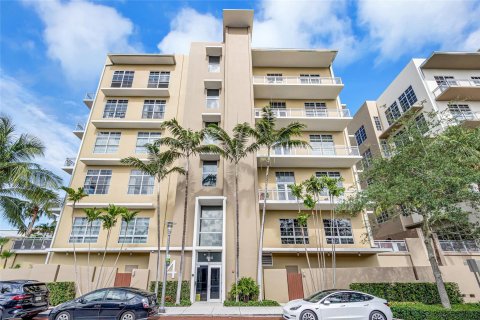 Condo in Fort Lauderdale, Florida, 2 bedrooms  № 1160410 - photo 1