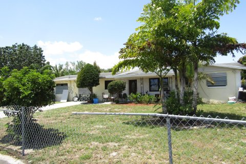 House in Stuart, Florida 3 bedrooms, 164.25 sq.m. № 1168927 - photo 4