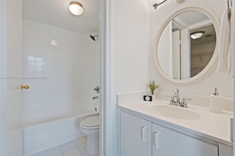 Condo in Miami Beach, Florida, 2 bedrooms  № 1358977 - photo 14