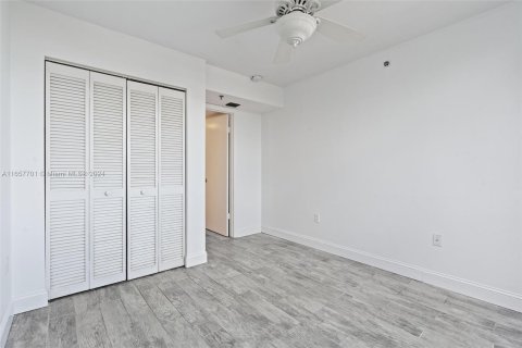 Condo in Miami Beach, Florida, 2 bedrooms  № 1358977 - photo 17