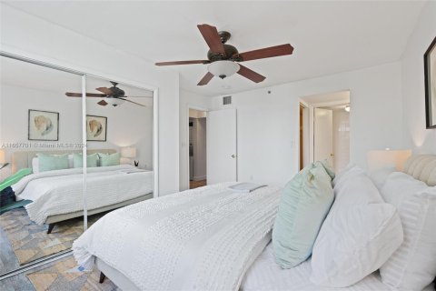 Condo in Miami Beach, Florida, 2 bedrooms  № 1358977 - photo 13