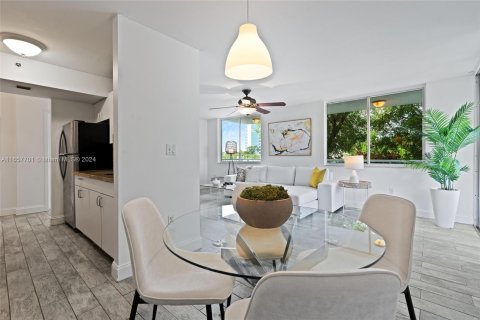 Condo in Miami Beach, Florida, 2 bedrooms  № 1358977 - photo 9