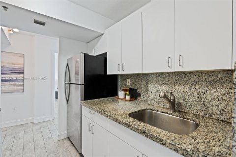 Condo in Miami Beach, Florida, 2 bedrooms  № 1358977 - photo 6