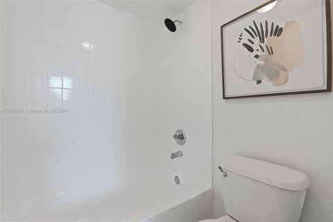 Condo in Miami Beach, Florida, 2 bedrooms  № 1358977 - photo 15