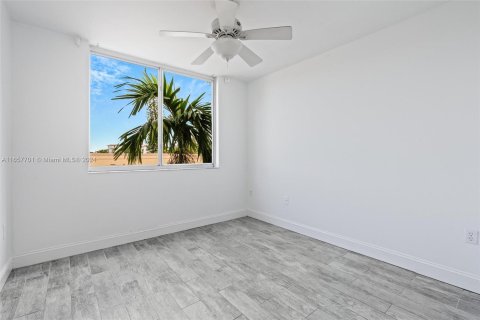 Condo in Miami Beach, Florida, 2 bedrooms  № 1358977 - photo 16