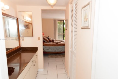 Condo in Key Biscayne, Florida, 1 bedroom  № 1351864 - photo 8