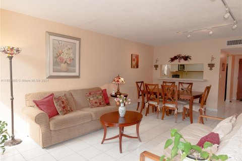 Condo in Key Biscayne, Florida, 1 bedroom  № 1351864 - photo 5