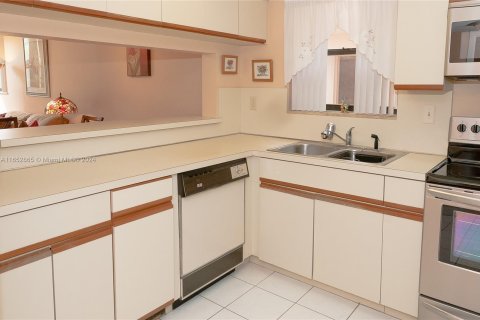 Condo in Key Biscayne, Florida, 1 bedroom  № 1351864 - photo 9