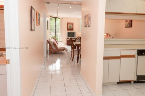 Condo in Key Biscayne, Florida, 1 bedroom  № 1351864 - photo 11