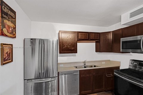 Condo in Lauderhill, Florida, 2 bedrooms  № 1241948 - photo 7