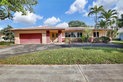 House in Plantation, Florida 4 bedrooms, 208.66 sq.m. № 1060891 - photo 1
