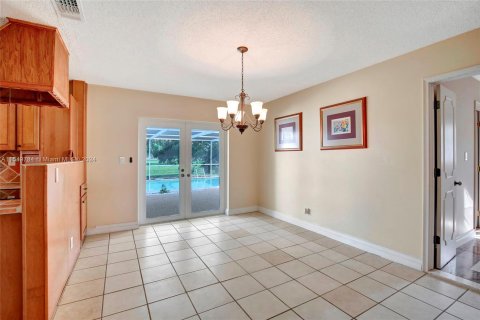 House in Plantation, Florida 4 bedrooms, 208.66 sq.m. № 1060891 - photo 9