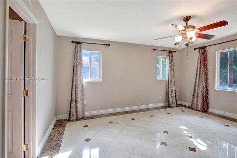 House in Plantation, Florida 4 bedrooms, 208.66 sq.m. № 1060891 - photo 10