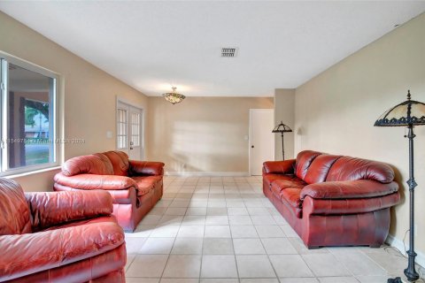 House in Plantation, Florida 4 bedrooms, 208.66 sq.m. № 1060891 - photo 4