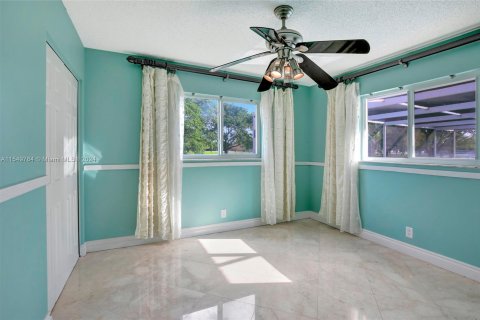 House in Plantation, Florida 4 bedrooms, 208.66 sq.m. № 1060891 - photo 24