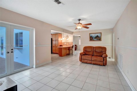 House in Plantation, Florida 4 bedrooms, 208.66 sq.m. № 1060891 - photo 19