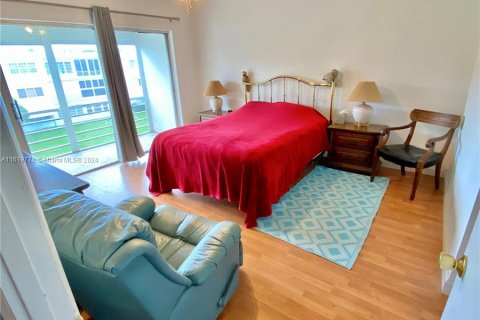 Condo in Hollywood, Florida, 1 bedroom  № 1240911 - photo 9