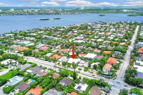 Casa en venta en Bay Harbor Islands, Florida, 4 dormitorios, 472.87 m2 № 1240912 - foto 2