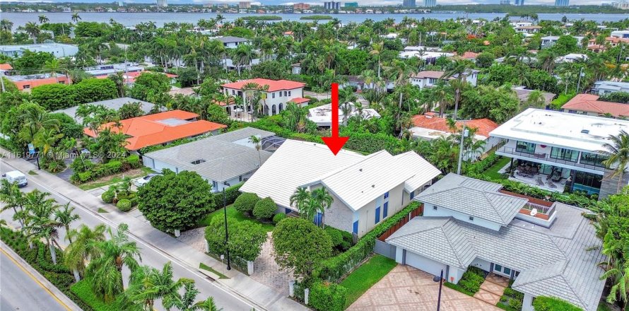 Casa en Bay Harbor Islands, Florida 4 dormitorios, 472.87 m2 № 1240912