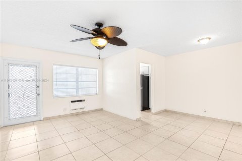 Condo in Hallandale Beach, Florida, 1 bedroom  № 1059670 - photo 12