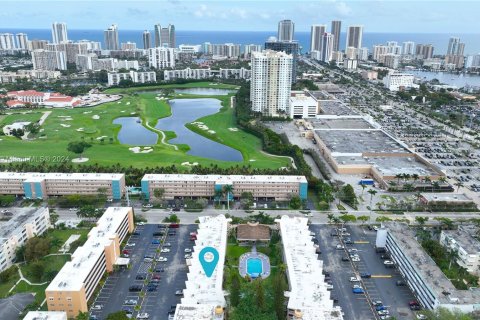 Condo in Hallandale Beach, Florida, 1 bedroom  № 1059670 - photo 19