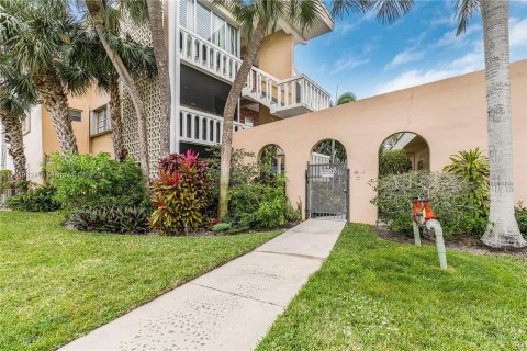 Condo in Hallandale Beach, Florida, 1 bedroom  № 1059670 - photo 2