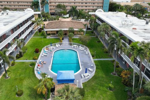 Condo in Hallandale Beach, Florida, 1 bedroom  № 1059670 - photo 18