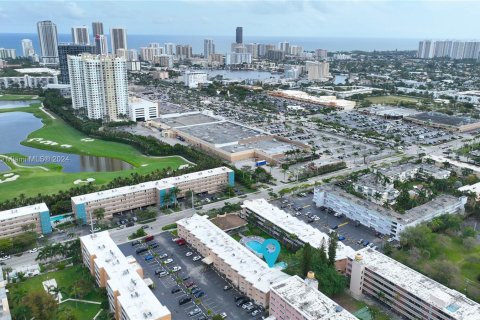 Condominio en venta en Hallandale Beach, Florida, 1 dormitorio, 68.38 m2 № 1059670 - foto 16