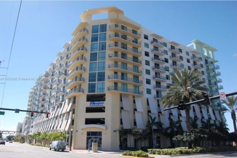 Condominio en venta en Hollywood, Florida, 2 dormitorios, 111.02 m2 № 1076441 - foto 1