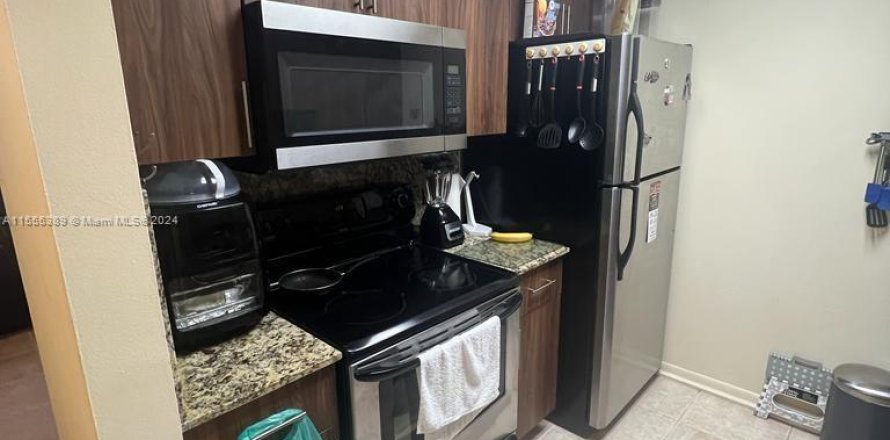 Condominio en Pembroke Pines, Florida, 1 dormitorio  № 1076440