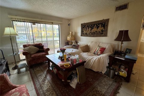 Condo in Oakland Park, Florida, 2 bedrooms  № 1351681 - photo 13