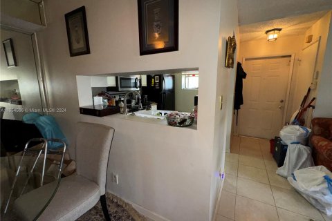 Condo in Oakland Park, Florida, 2 bedrooms  № 1351681 - photo 10