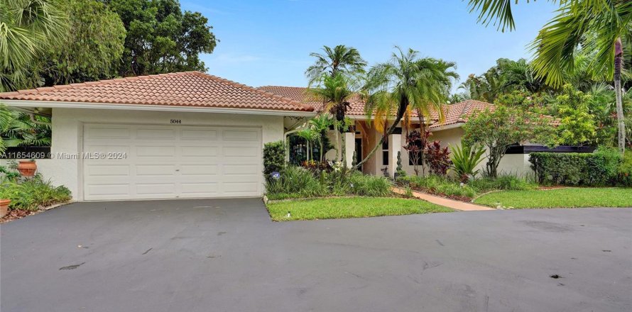 House in Coral Springs, Florida 5 bedrooms, 248.79 sq.m. № 1351648