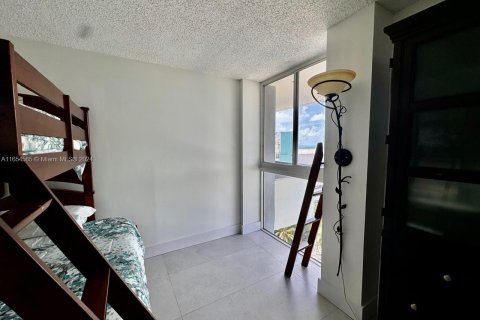 Condo in Miami Beach, Florida, 2 bedrooms  № 1351680 - photo 15