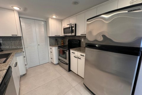 Condo in Miami Beach, Florida, 2 bedrooms  № 1351680 - photo 26