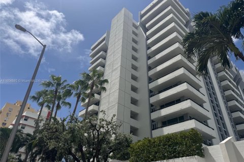 Condo in Miami Beach, Florida, 2 bedrooms  № 1351680 - photo 1