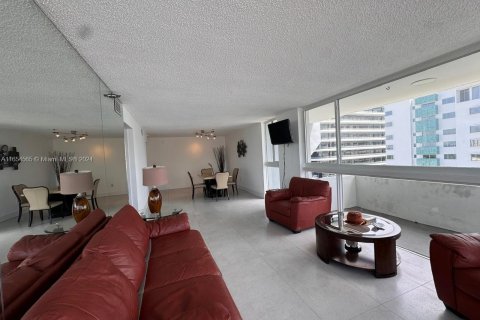 Condo in Miami Beach, Florida, 2 bedrooms  № 1351680 - photo 24