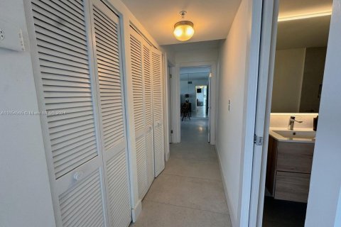 Condo in Miami Beach, Florida, 2 bedrooms  № 1351680 - photo 13