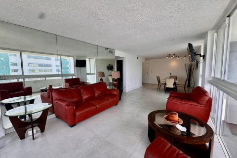 Condo in Miami Beach, Florida, 2 bedrooms  № 1351680 - photo 7