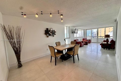 Condo in Miami Beach, Florida, 2 bedrooms  № 1351680 - photo 23