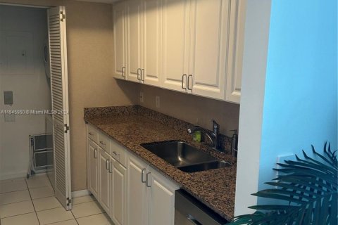 Condo in Miami Beach, Florida, 1 bedroom  № 1049720 - photo 6