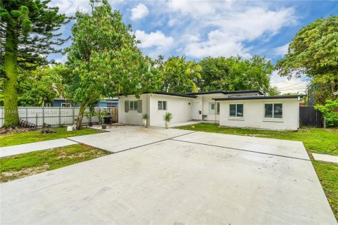 House in Miami, Florida 3 bedrooms, 124.86 sq.m. № 1054238 - photo 1