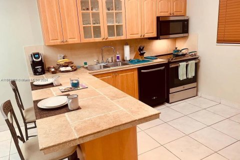 Condo in North Miami Beach, Florida, 1 bedroom  № 1370953 - photo 5