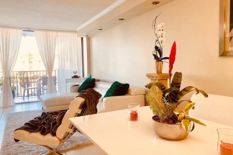 Condo in North Miami Beach, Florida, 1 bedroom  № 1370953 - photo 4