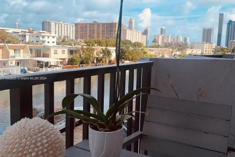 Condo in North Miami Beach, Florida, 1 bedroom  № 1370953 - photo 13