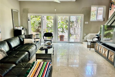 Adosado en venta en Miami, Florida, 3 dormitorios, 166.3 m2 № 1370472 - foto 2