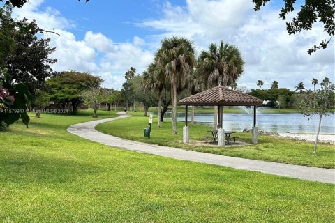 Adosado en venta en Miami, Florida, 3 dormitorios, 166.3 m2 № 1370472 - foto 16