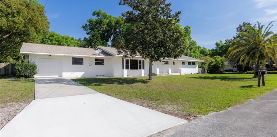 House in DeLand, Florida 4 bedrooms, 237.74 sq.m. № 1071473