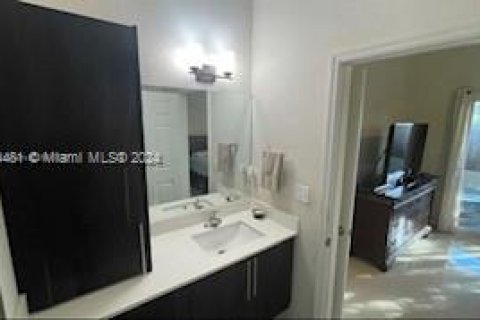 Casa en alquiler en Miami, Florida, 3 dormitorios, 130.81 m2 № 1356679 - foto 7