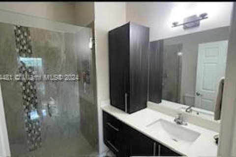 House in Miami, Florida 3 bedrooms, 130.81 sq.m. № 1356679 - photo 6